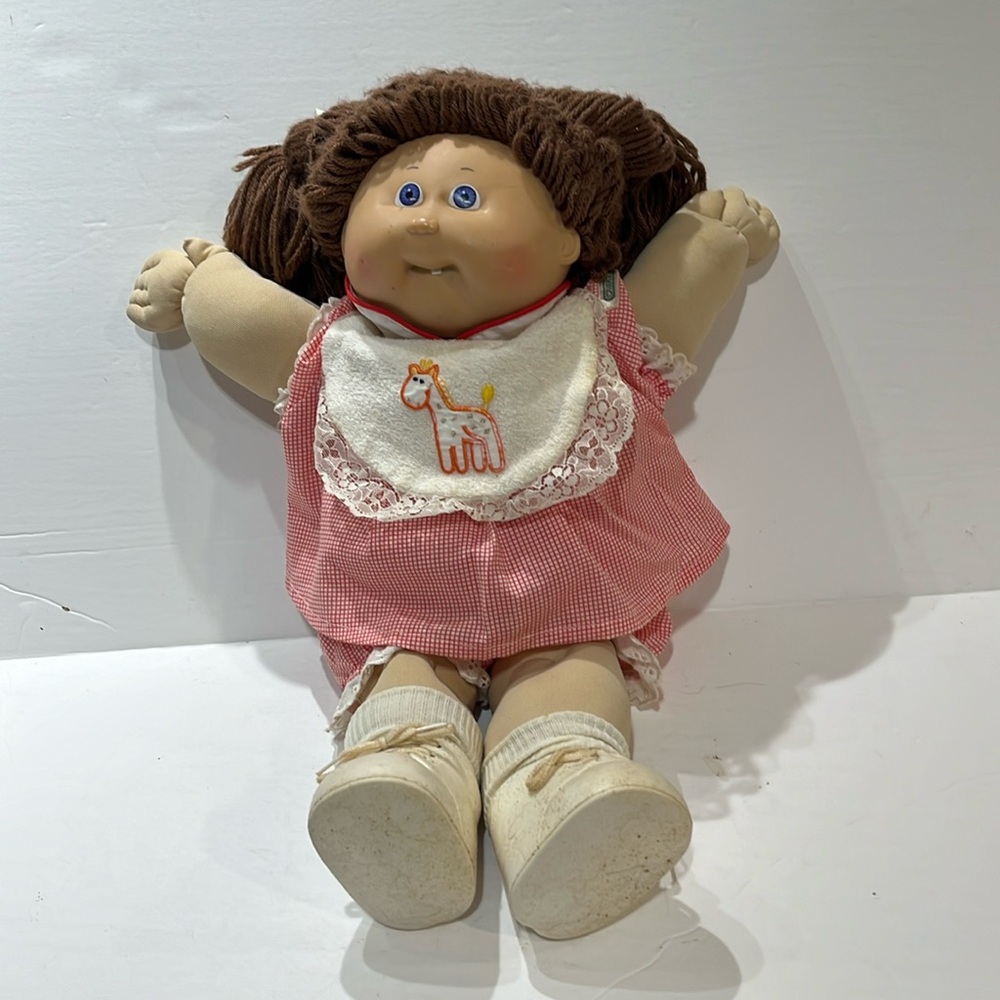 Vintage 1978 cabbage Patch doll, Kira Hyacinth 1978,1982, Brown hair,wearing bib